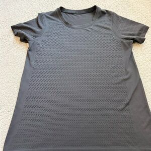 Women's Lululemon Breeze By Tee black size 8